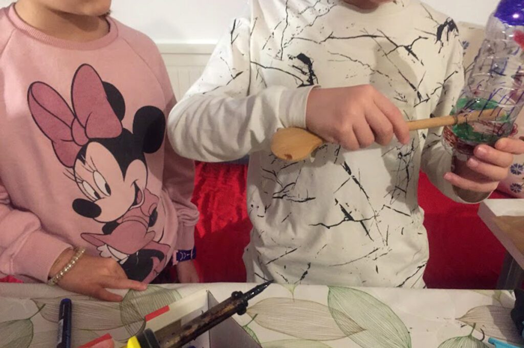 Hranilica za ptice od recikliranih materijala - izvrsna zimska zabava za djecu