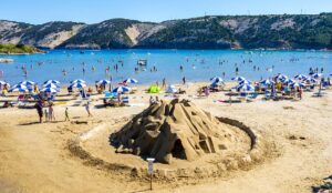 Rajska plaža u Loparu i pješčane skulpture "Gospodari plaže"