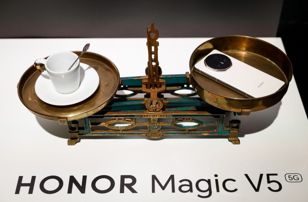 HONOR Magic V5