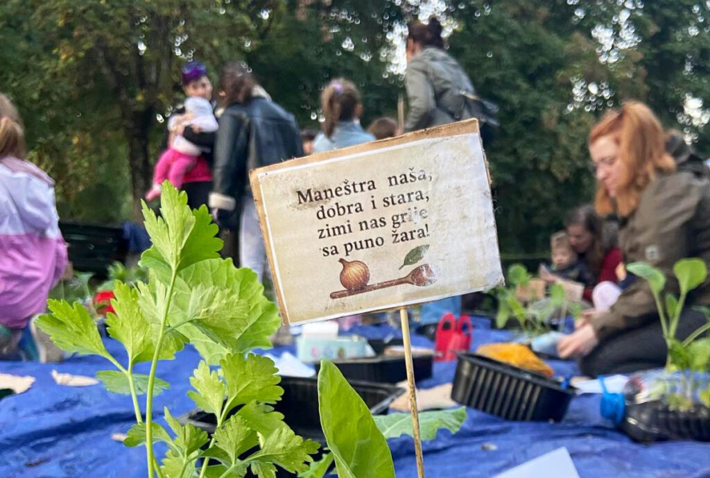 "Posadi svoju maneštricu" - djeca i roditelji sadili i učili o održivosti 5 "Posadi svoju maneštricu" - djeca i roditelji sadili i učili o održivosti