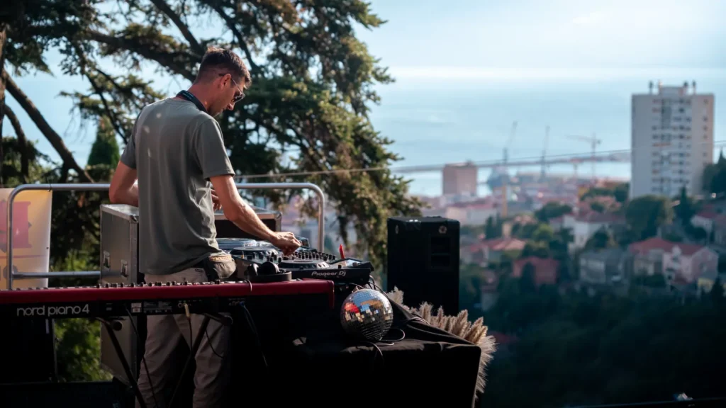 Naslovna 1 Trsatska gradina okupila više od 500 ljubitelja elektroničke glazbe na događaju Sunset Castle