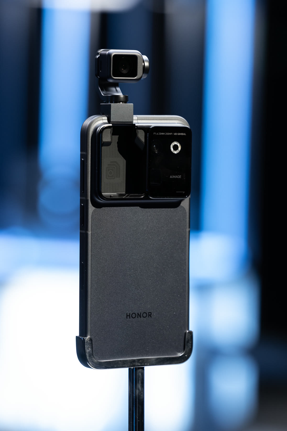 HONOR Robot Phone u crnoj izvedbi s podignutom gimbal kamerom