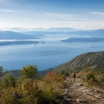 Jesenski pogled na Kvarner i zelene planine tijekom izleta blizu Rijeke