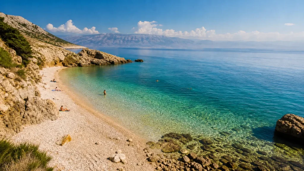 Najljepše plaže na Krku s tirkiznim morem, bijelim oblucima i krškim obroncima