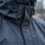 AI ilustracija: Vodootporna ili vodoodbojna jakna? Razlika koju ćete osjetiti na prvoj riječkoj kiši