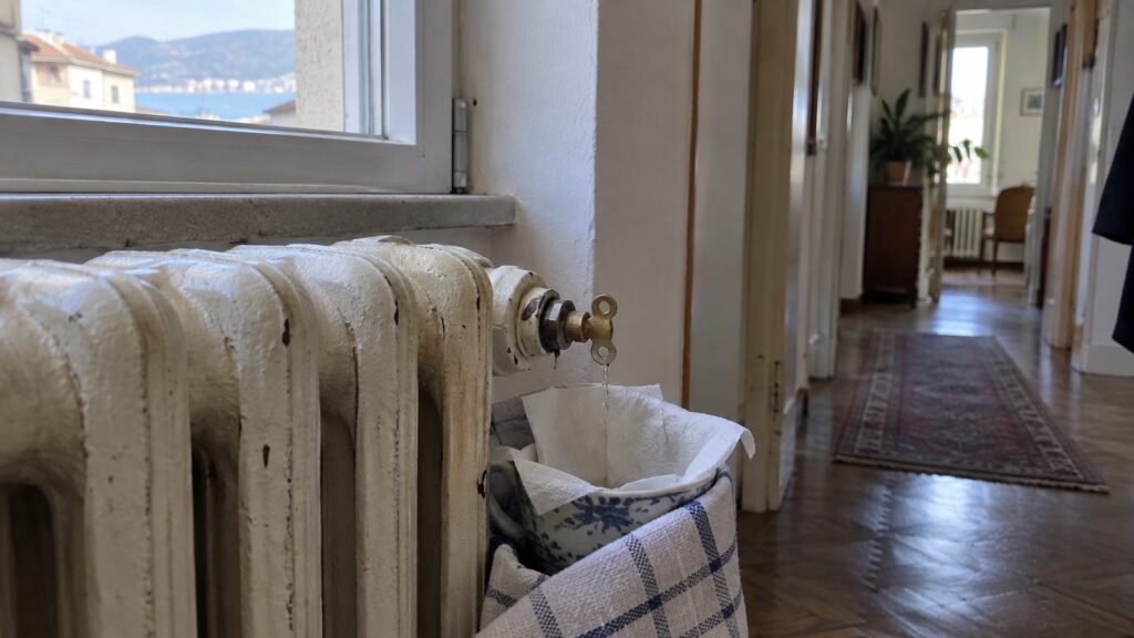 Kako odzračiti radijatore bez kapanja i zašto se zrak stalno vraća