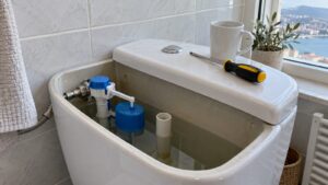 WC koji stalno puni vodu: tri provjere prije poziva vodovodara